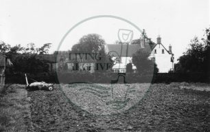 Photograph of Manor Farm Milton Keynes village (1971).