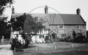 Photograph of  large cottage in Milton Keynes Village (1971).