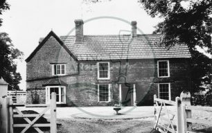 Photograph of farmhouse in Great Linford (1971).
