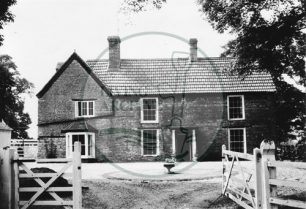 Photograph of farmhouse in Great Linford (1971).