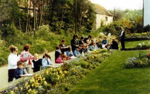 Priory Common First School Children sketching Ivy House, Primrose Road, Old Bradwell in early 1996