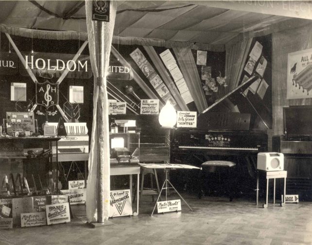 Holdom Music Stand 1950