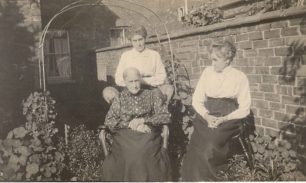 Roger Holdom's Gt Gt Grandmother & Sisters