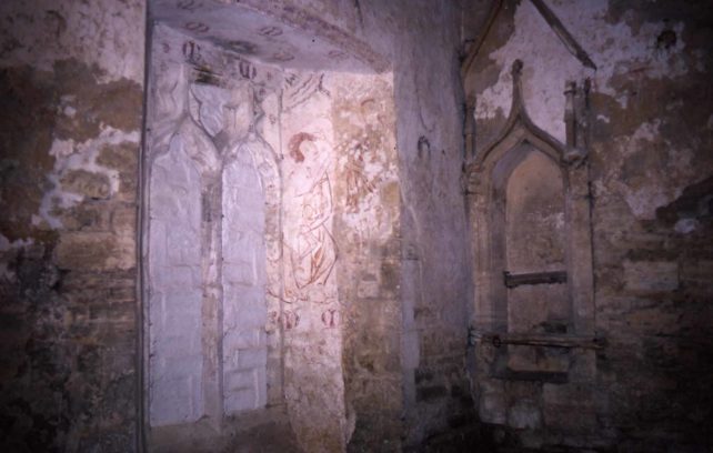 The chapel at Bradwell Abbey, wall paintings