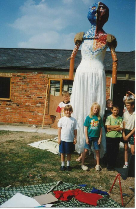 Children in front of a completed Gigante