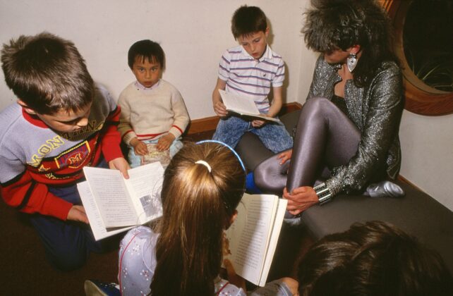 The children teach Zerena to read
