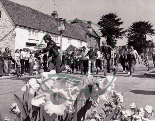 Beer & Bun Race competitors pass the Victoria Inn, Old Bradwell - 15-04-1982