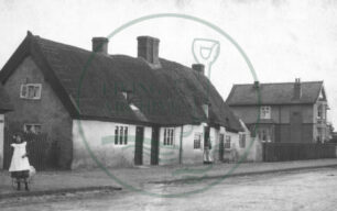 Thatched cottages on Aylesbury Street 1910s