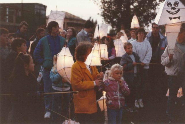 Children & adults gather on the canal bank to show off their lanterns