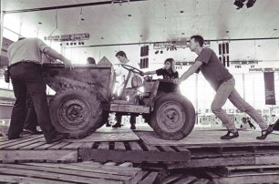 David Mach setting up a sculpture