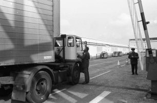 Picket talking to lorry driver at MK Centre