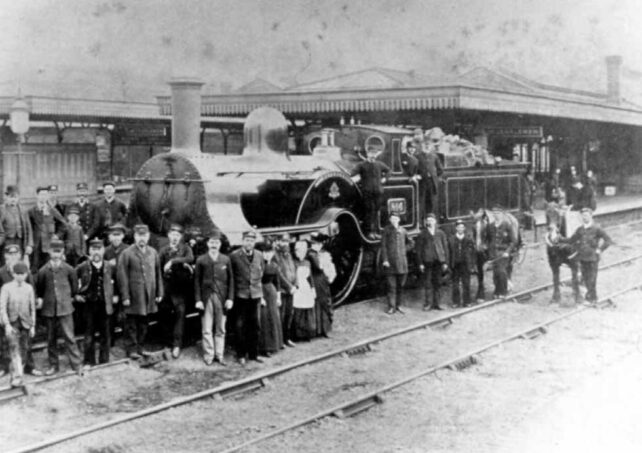 Waverley and station staff c1904