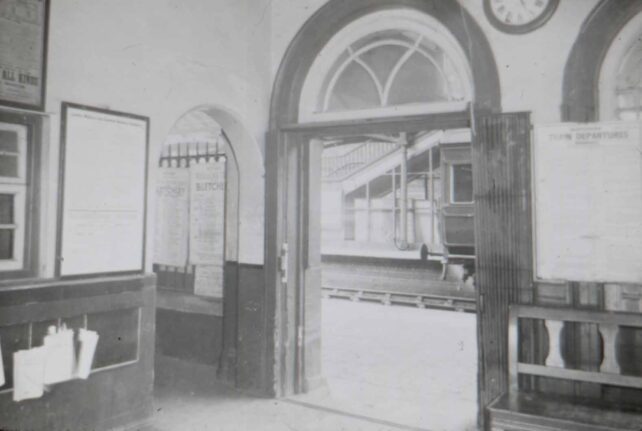 Lobby entrance to platform 1.