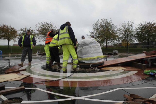 Unloading the centrepiece